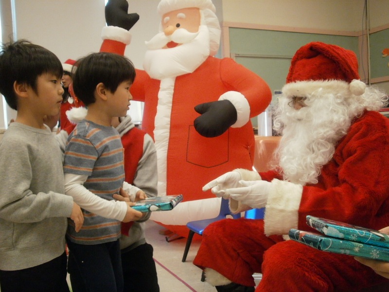 サンタさんがやってきた! 年末お楽しみ会