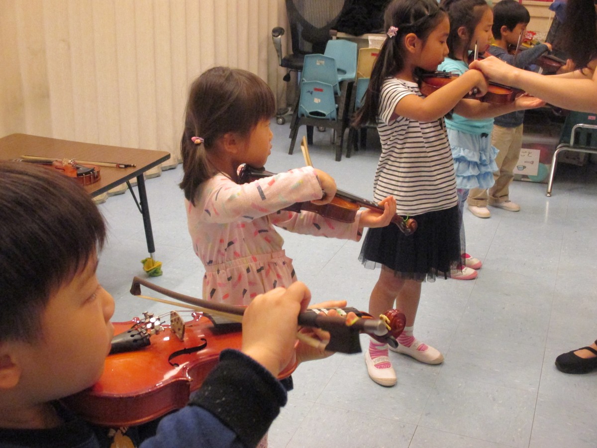 構えはプロ・・・ ヴァイオリン体験