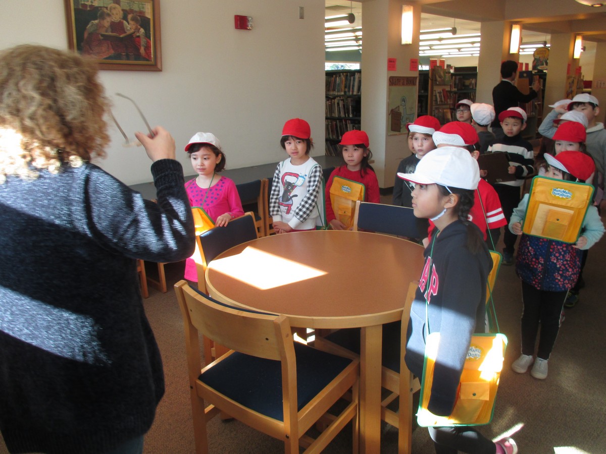 1・2年生合同校外学習〜図書館見学〜