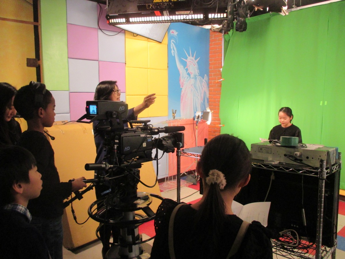 ニュース番組作りを体験!-放送局見学-