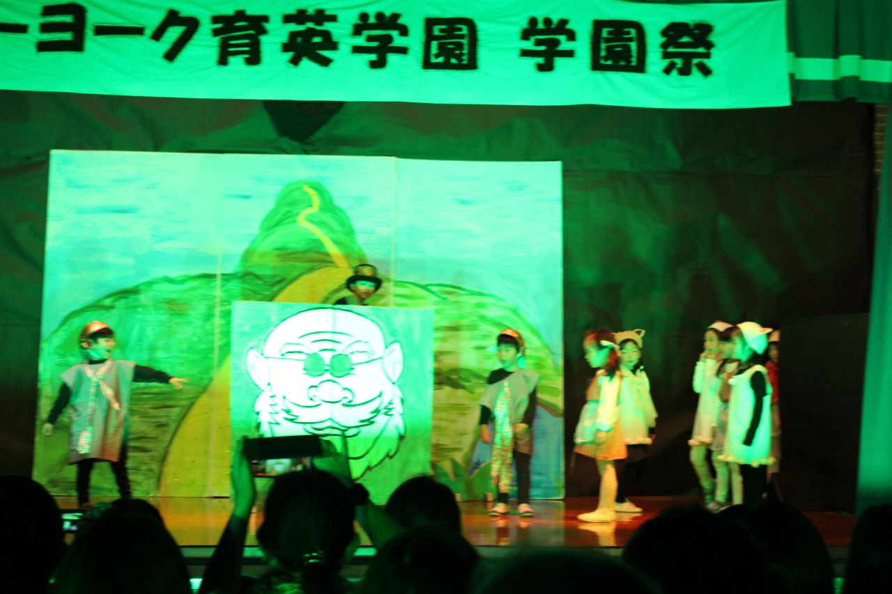 役になりきった『オズの魔法使い』の学園祭劇発表