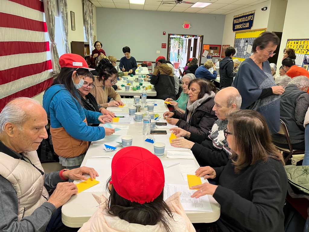 シニアと折り紙教室で心温まる交流