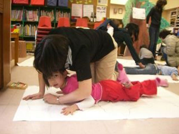 ＜卒業記念親子製作“等身大の絵”（１月）＞