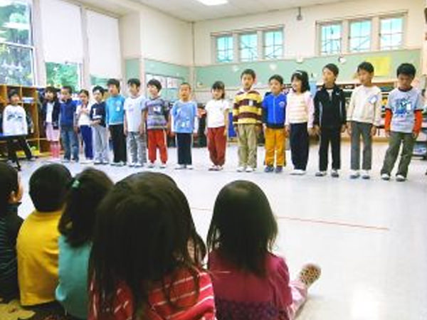 「すみれ組で「あいうえおうさま」」