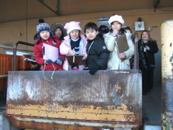 「1・2年生は,この12月に『育英なかよし郵便局』を開局しました」