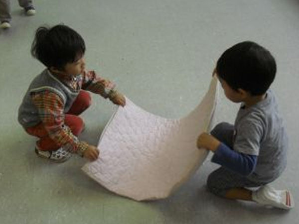 「「一緒に畳もう。」「うん!」」