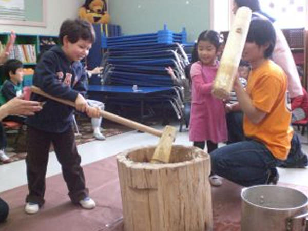 「ぺったんぺったんおもちつき」