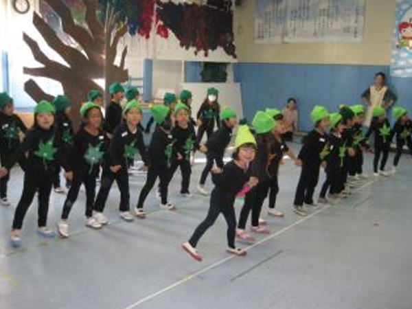 ｢葉っぱになりきったすみれ組｣