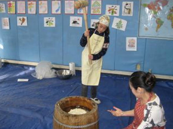 「今年一年の願いを込めて~もちつき大会~」