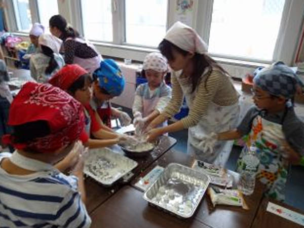 「中秋の名月に ~親子月見団子作り~」