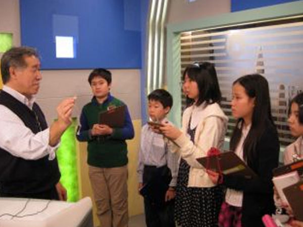 「FCI放送局でキャスター,カメラマン&ディレクター体験」