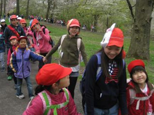 「育英ペアで一緒に春の遠足」