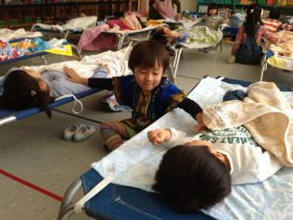 ｢年少組へお昼寝のお助け隊｣