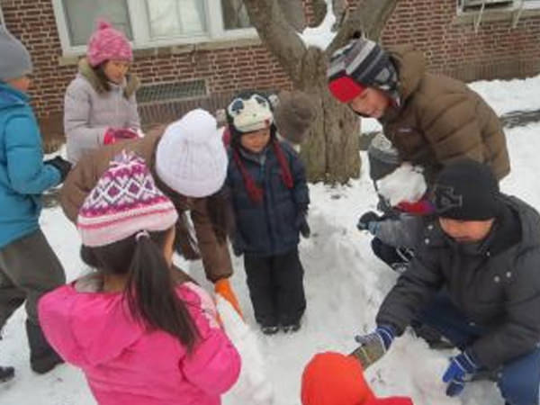 「さくら組さんと雪遊びをしました」