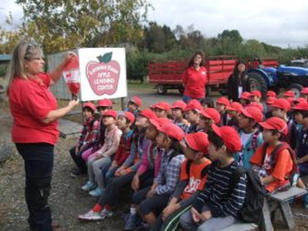 「生活科 1・2年生合同「りんごがり」 」