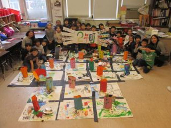 「図工 グループ制作「2年町」」