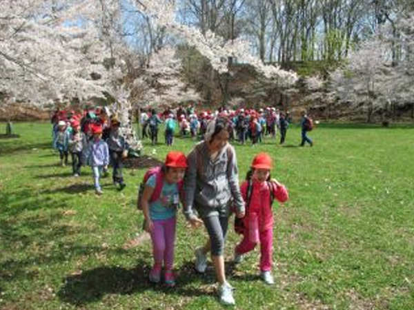 「育英ペアで一緒に春の遠足」