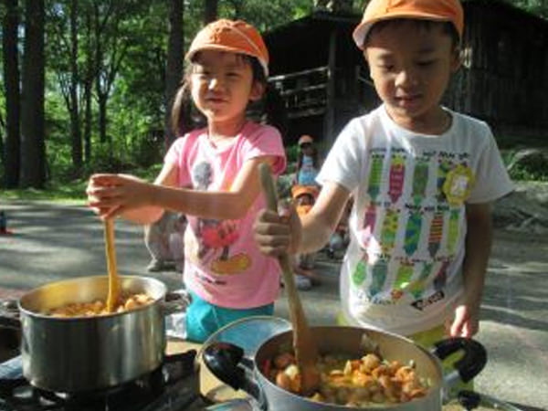 「お泊り保育カレー作り」