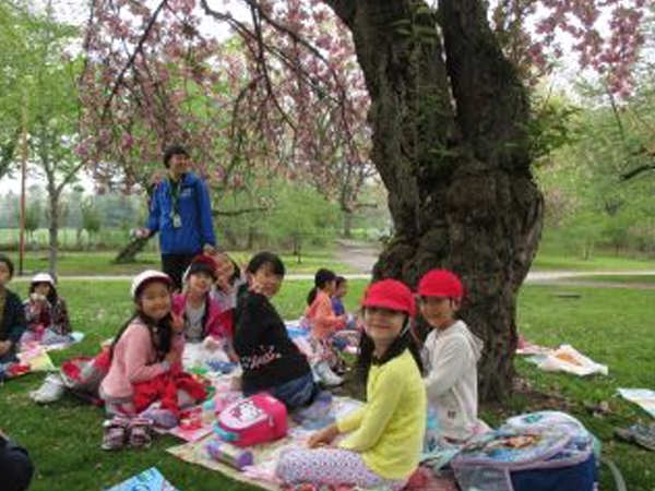 「育英ペアーで、春の遠足へ」