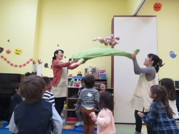 幼児部保育の様子 栗拾いをしよう